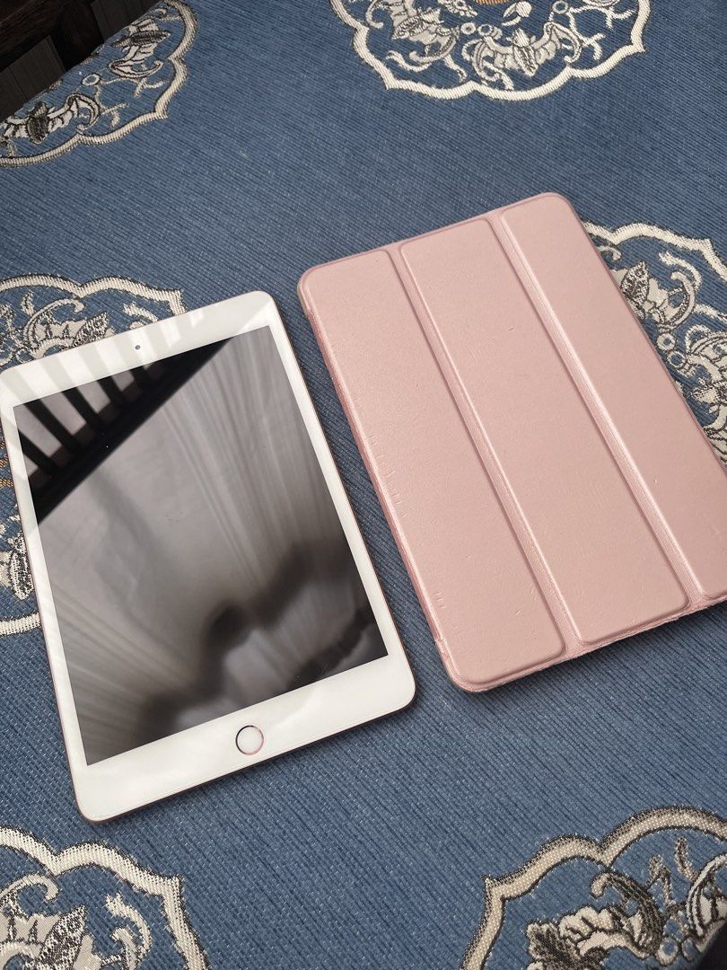 iPad mini 5 （分類：平板電腦 - iPad）位於 Hong Kong。 由 marjorietang 提交（商品編號 1469601477，圖片 1）。簡介： Everyone! 放售呢部好用嘅 iPad mini 5 (64GB)，玫瑰金色，外觀保養得都幾靚，大約 8至9成新啦。女性用家平時都有用保護套, 沒有破損。部機仲有跟埋一個粉紅色嘅保護套，平日用黎睇片、煲劇或者打機都好順手，細細部好方便帶出街！有意嘅朋友歡迎隨時約喺石硤尾站交收呀～。