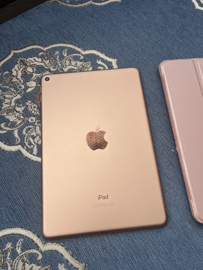 iPad mini 5 （分類：平板電腦 - iPad）位於 Hong Kong。 由 marjorietang 提交（商品編號 1469601477，圖片 2）。簡介： Everyone! 放售呢部好用嘅 iPad mini 5 (64GB)，玫瑰金色，外觀保養得都幾靚，大約 8至9成新啦。女性用家平時都有用保護套, 沒有破損。部機仲有跟埋一個粉紅色嘅保護套，平日用黎睇片、煲劇或者打機都好順手，細細部好方便帶出街！有意嘅朋友歡迎隨時約喺石硤尾站交收呀～。