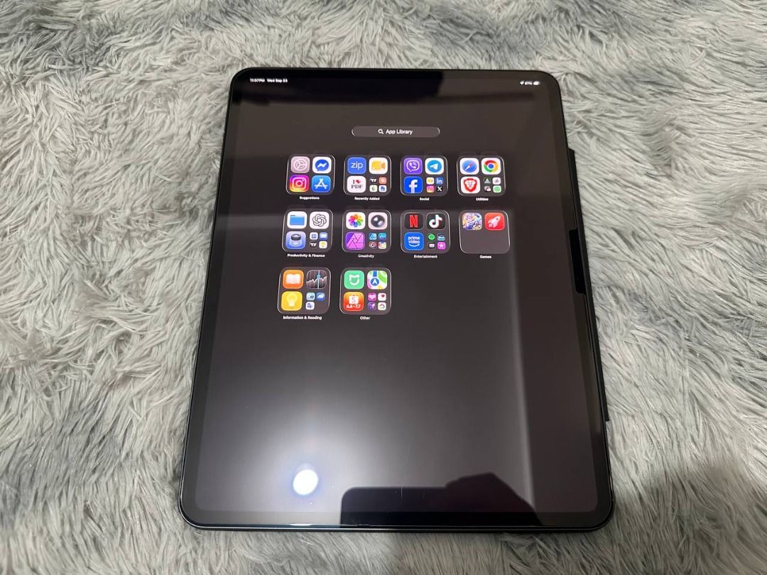 iPad Pro 13-inch M4 92% BH 256GB (Category: iPad) located in Manila. Submitted by gadjetseller122889 (Listing ID 1469657213, Image 2). Description: iPad Pro 13-inch M4 92% BH 256GB Quick Specs: Procie: M4 chip Ram: 8GB Storage: 256GB Battery health: 92% Cycle count: 241 No issue No repair history Personal used Meet up Q.C Batasan, Commonwealth, Fairview, SJDM Bulacan Marikina Nangka Marikina or San Mateo, Rizal. Pwede shipping via JNT or LBC.