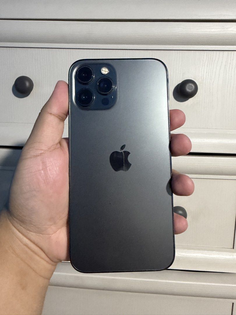 IPHONE 12 PRO MAX 256 GB (Slightly Nego) (Category: iPhone 12 Series) located in Mandaluyong City. Submitted by kaarl_ (Listing ID 1469574739, Image 1). Description: WITH ORIGINAL APPLE EARPODS 🤑 - Brand/Model: Apple iPhone 12 Pro Max - Storage Capacity: 256GB - Color: Black / Graphite - Condition: Excellent, well-maintained with clean screen, glass back, and polished sides - Inclusions Original box Original Apple EarPods with Lightning connecto