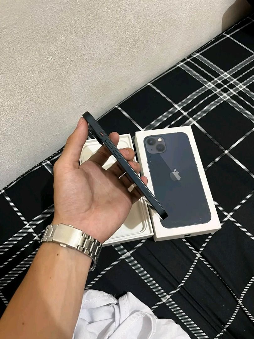 Iphone 13 128gb midnight (Category: iPhone 13 Series) located in Quezon City. Submitted by fastowl_a0c5b6 (Listing ID 1469687827, Image 2). Description: iphone 13 128gb (midnight) 12k fix na zp/a local variant 89% battery health no sim restrictions all original parts no history of repair paintchips lang issue w/ original box, original cord, case 📍Quezon City pass sa malayo po.