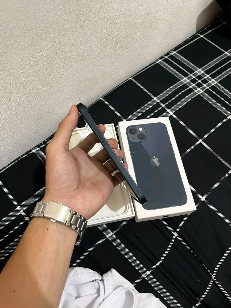 Iphone 13 128gb midnight (Category: iPhone 13 Series) located in Quezon City. Submitted by fastowl_a0c5b6 (Listing ID 1469687827, Image 3). Description: iphone 13 128gb (midnight) 12k fix na zp/a local variant 89% battery health no sim restrictions all original parts no history of repair paintchips lang issue w/ original box, original cord, case 📍Quezon City pass sa malayo po.