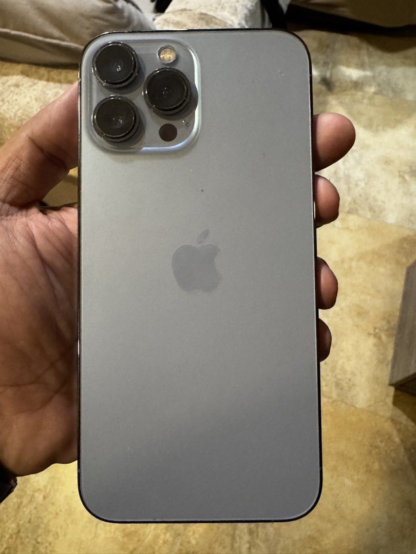 Iphone 13 pro max 256 gb (Category: iPhone 13 Series) located in Bacolod City. Submitted by sitojoerayt (Listing ID 1469650958, Image 2). Description: RFS upgrade Personal phone Battery health 76% Open line No box.