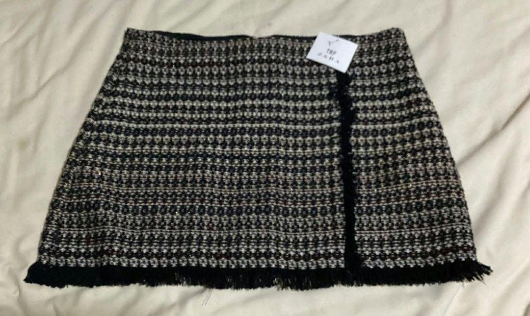 Jack Wills Checked Wool Blend Mini Skirt (Category: Skirts) located in Paranaque City. Submitted by calm_youngstore7 (Listing ID 1469583714, Image 3). Description: ON SALE FOR ONLY ₱799 EACH! - Brand: Jack Wills (Original tag attached) - Pattern: Classic houndstooth and checked in grey/black tones - Material: Structured wool-blend fabric - Fit: Clean straight hem and silhouette - Style: Minimalist, versatile for autumn and winter layering with ti