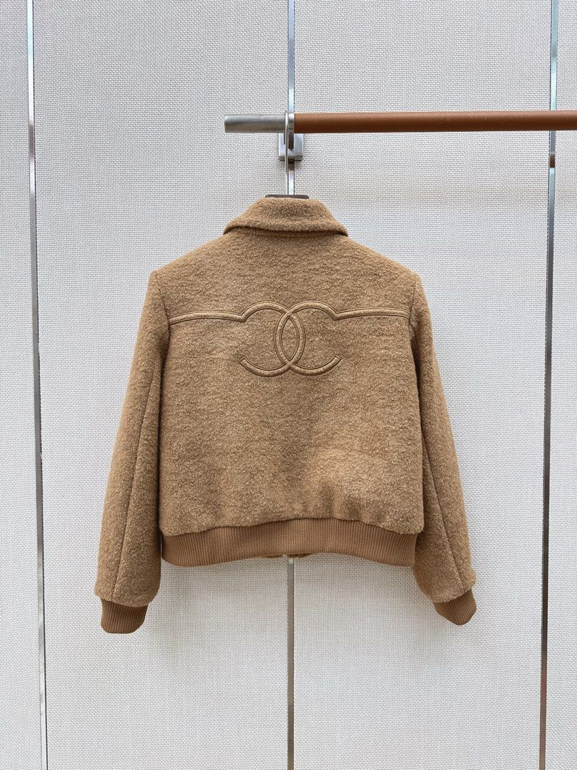 Jacket vugg7 (Category: Coats, Jackets and Outerwear) located in Singapore. Submitted by yejasmine (Listing ID 1469733924, Image 7). Description: .