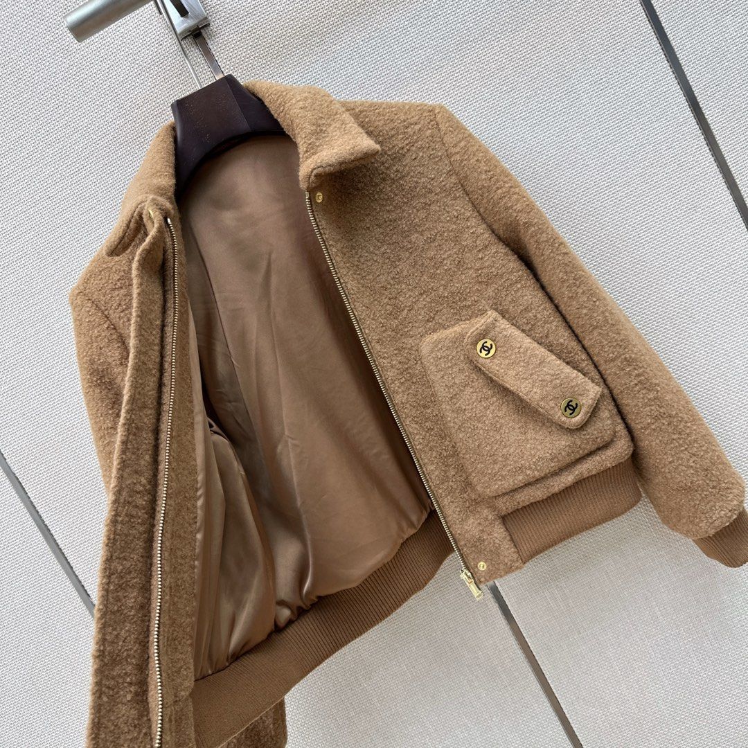 Jacket vugg7 (Category: Coats, Jackets and Outerwear) located in Singapore. Submitted by yejasmine (Listing ID 1469733924, Image 10). Description: .