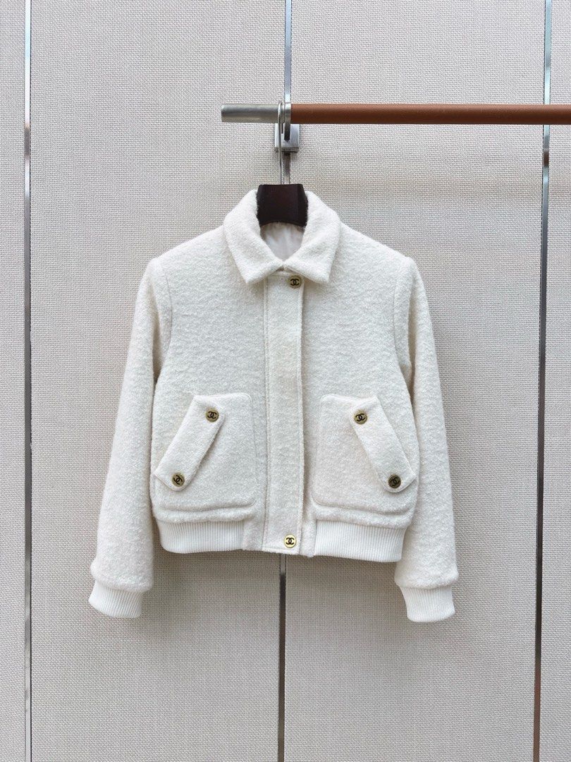 Jacket vugg7 (Category: Coats, Jackets and Outerwear) located in Singapore. Submitted by yejasmine (Listing ID 1469733924, Image 3). Description: .