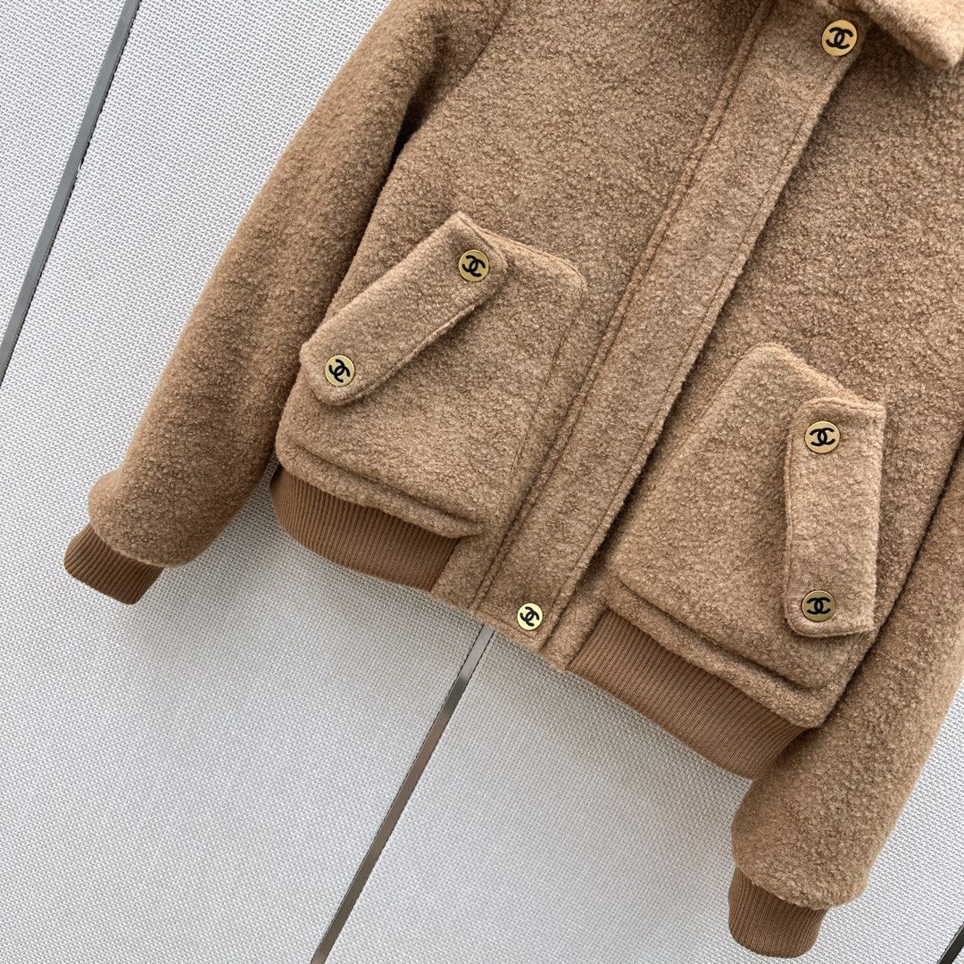 Jacket vugg7 (Category: Coats, Jackets and Outerwear) located in Singapore. Submitted by yejasmine (Listing ID 1469733924, Image 5). Description: .
