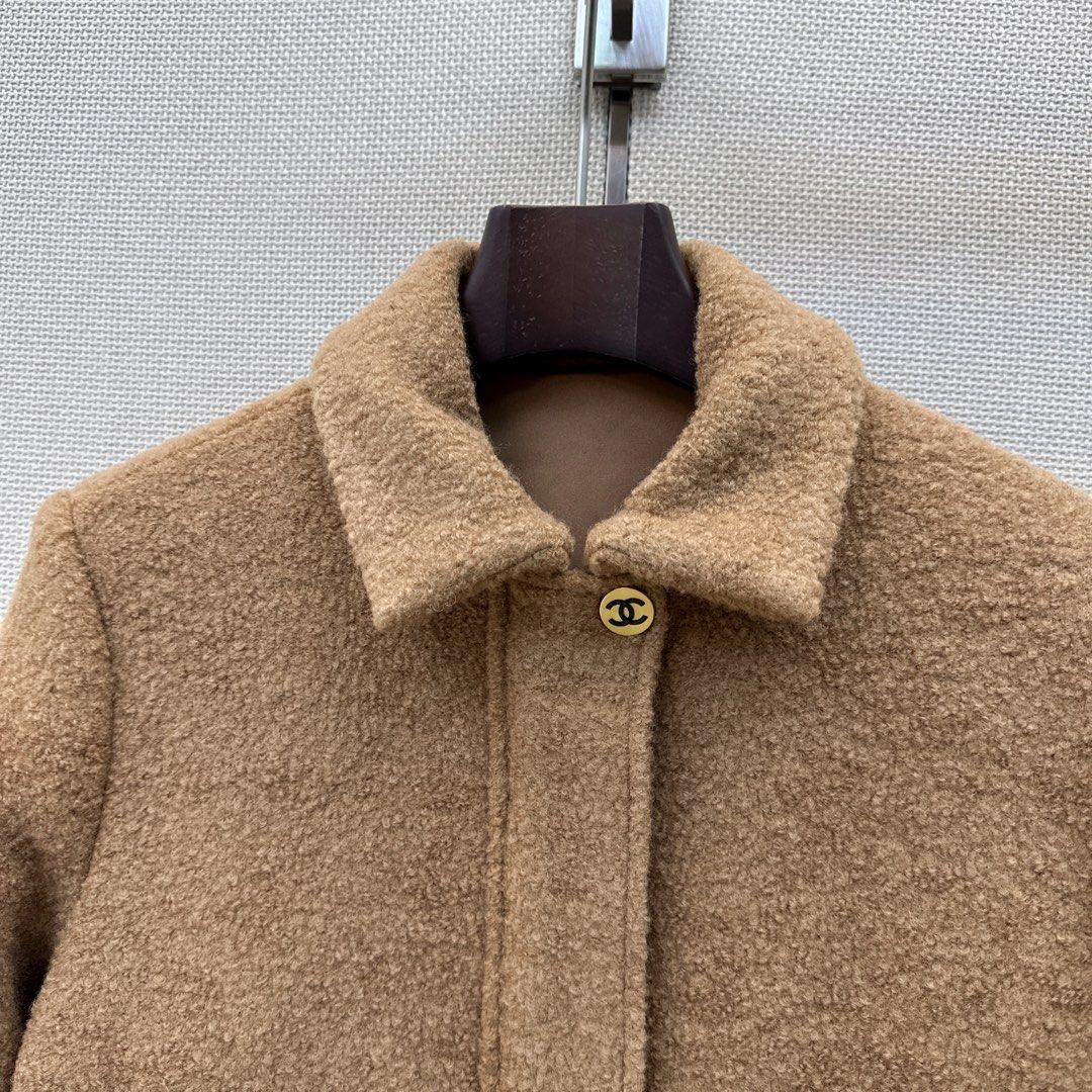 Jacket vugg7 (Category: Coats, Jackets and Outerwear) located in Singapore. Submitted by yejasmine (Listing ID 1469733924, Image 4). Description: .