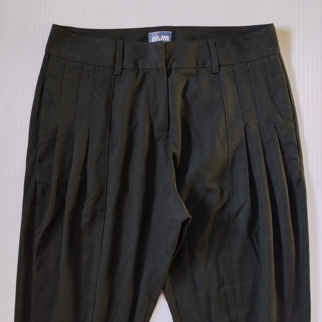 JEAN PAUL GAULTIER (PLEATS PATTERN TROUSER) (Category: Trousers) located in La Carlota. Submitted by waybackcouture (Listing ID 1469627630, Image 3). Description: JEAN PAUL GAULTIER (JPG PLEATS PATTERN TROUSER) RATE EXCELLENT CONDITION SIZE 32 MENS WAISTLINE PRICE 2949 ADD SHIPPING FEE DM TO PURCHASE.