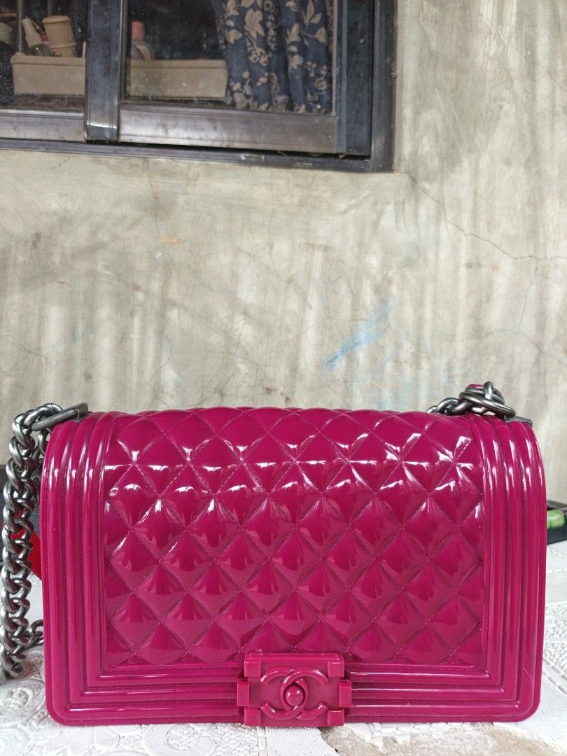 Jelly shoulder/sling bag (Category: Shoulder Bags) located in Quezon, Isabela. Submitted by ukay-ukaybylyn (Listing ID 1469753934, Image 1). Description: excellent condition💯 Bago pa nga eh black ang color ang chain sling nya kasya dito long wallet at anik anik mo.