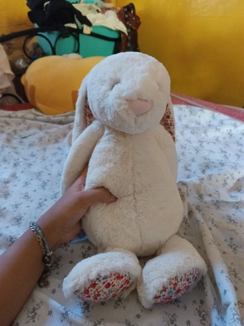 JELLYCAT Large Cream Blossom Bunny (Category: Plushies & Soft Toys) located in Baybay. Submitted by fierceearth-ba38 (Listing ID 1469631365, Image 2). Description: jellycat Large Cream Blossom Bunny cute, fluffy white bunny plushie with pink floral details on its ears and feet. Perfect as a gift for birthdays, anniversaries, Valentine's Day, or for anyone who loves cuddly stuffed toys. 🤍 ✨ Soft and fluffy material 🌸 Cute floral design 🐰 Long f