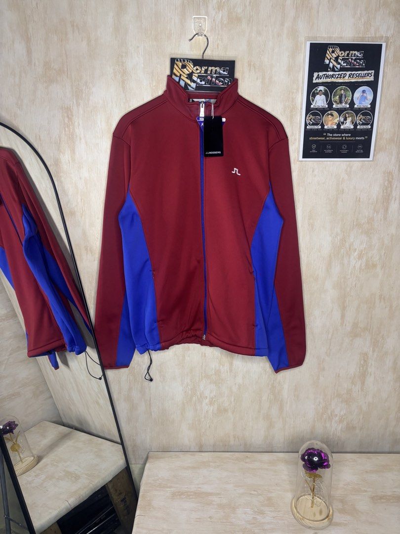 j.lindeberg GUSTAV REGULAR FIELD SENSOR 2.0 JACKET (Category: Coats, Jackets and Outerwear) located in Cabuyao City. Submitted by pormanation-thrift-store (Listing ID 1469573847, Image 1). Description: J.LINDEBERG GUSTAV REGULAR FIELD SENSOR 2.0 JACKET Condition: NEW WITH TAGS Color rate: 10/10 Size: LARGE Dimes: 21.5”Wx27-28”L Issue: NONE✅ Price: 3800.
