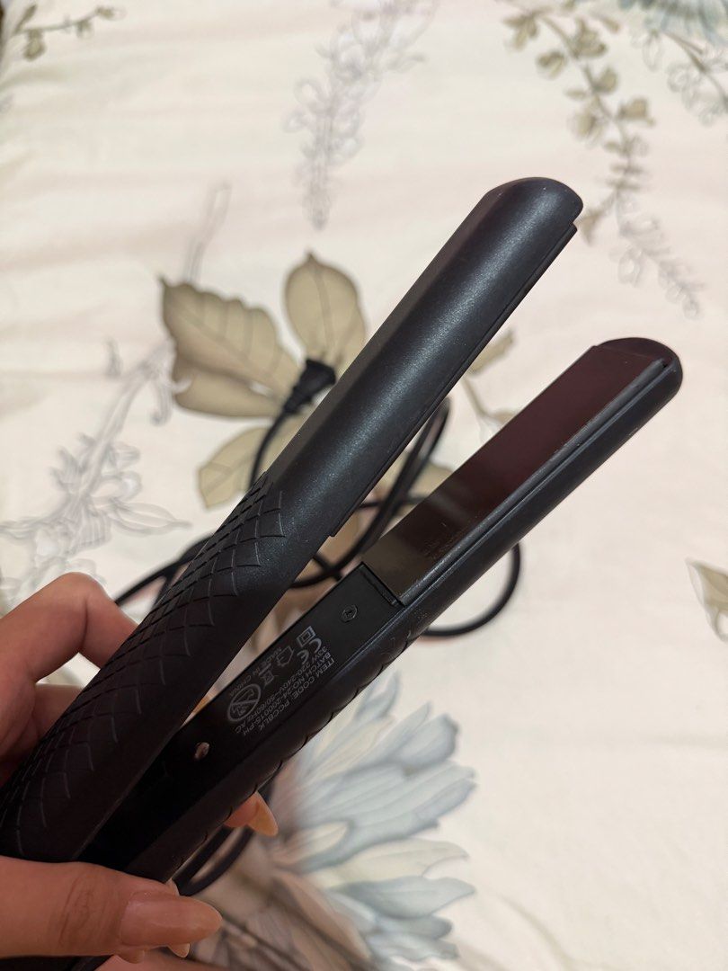 Jml ceramic straightener (Category: Hair) located in Taguig. Submitted by chen.preloveddd (Listing ID 1469738973, Image 2). Description: Selling my preloved hair straightener from watsons with some issues but still in good condition. Kindly check the pics for details also the last part are the issues. 📍Taguig south signal village.