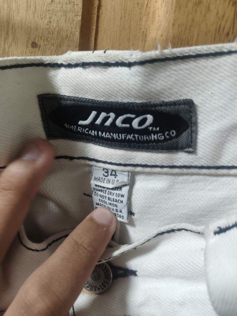 Jnco Short Size 36 (Category: Shorts) located in Tuguegarao City. Submitted by xiraaaaa (Listing ID 1469720005, Image 3). Description: 36 25 13.5 issue paint stain and need wash.