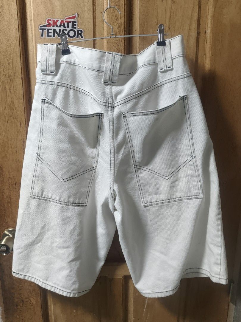Jnco Short Size 36 (Category: Shorts) located in Tuguegarao City. Submitted by xiraaaaa (Listing ID 1469720005, Image 2). Description: 36 25 13.5 issue paint stain and need wash.