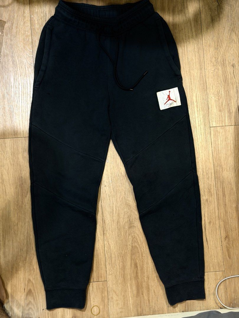 Jordan (Category: Joggers) located in Manila. Submitted by johnlee0212 (Listing ID 1469733292, Image 1). Description: Small in tag Bawal sa maselan Issue: 1. May mini gasgas na dalawa. Hindi halata 2. May small hole sa may likod singit part. Hindi halata.