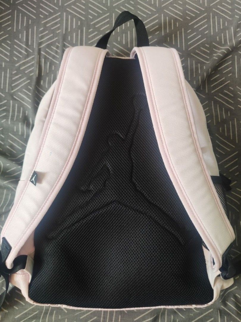 Jordan Bagpack (Category: Looking For) located in Manila. Submitted by jp.dc (Listing ID 1469637824, Image 2). Description: Original Jordan Bagpack, galing states, wala pang 1 month ginamit ng anak kong babae, hindi niya kase trip. benta ko na kesa mabulok sa cabinet..