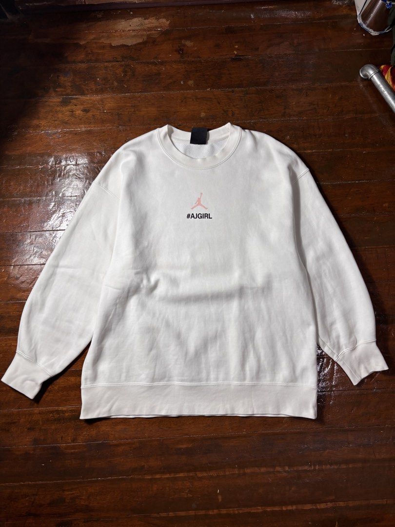 Jordan Sweatshirt (Category: Longsleeves) located in Manila. Submitted by earlylifecrisis (Listing ID 1469662565, Image 2). Description: Sz Small Condition 8.5/10 Measure it by inch Width 22 Length 27.5 Shoulder 22 Sleeve 20 •Refund / Returns not allowed allowed •Please do check the dimensions size on labels sometimes are not accurate on the sizing •Ask me before purchasing.