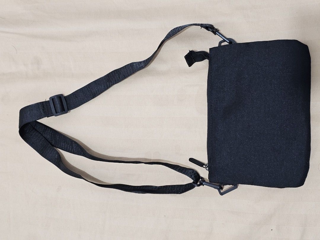 KANGOL Black Crossbody / Sling Bag (Category: Sling Bags) located in Las Pinas. Submitted by 3xplor3r (Listing ID 1469595218, Image 2). Description: KANGOL Black Crossbody / Sling Bag • Price: ₱150 • Condition: Excellent preloved / No issue • Compact, multi-pocket, and lightweight—perfect for everyday travel & errands! Location: Las Piñas, Parañaque or Pasay.