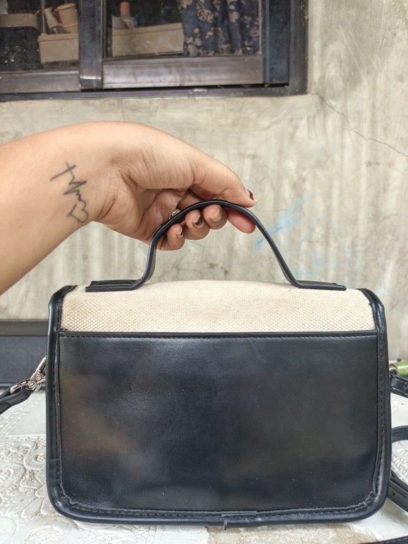 Kangol sling bag (Category: Cross-body Bags) located in Quezon, Isabela. Submitted by ukay-ukaybylyn (Listing ID 1469754293, Image 2). Description: ganda nya😍 kasya phone adjustable strap flaws sa pic very minimal.