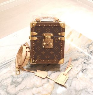 (Category: ) located in . Submitted by luxurydesignerbrands (Listing ID 1469726835, Image 1). Description: .
