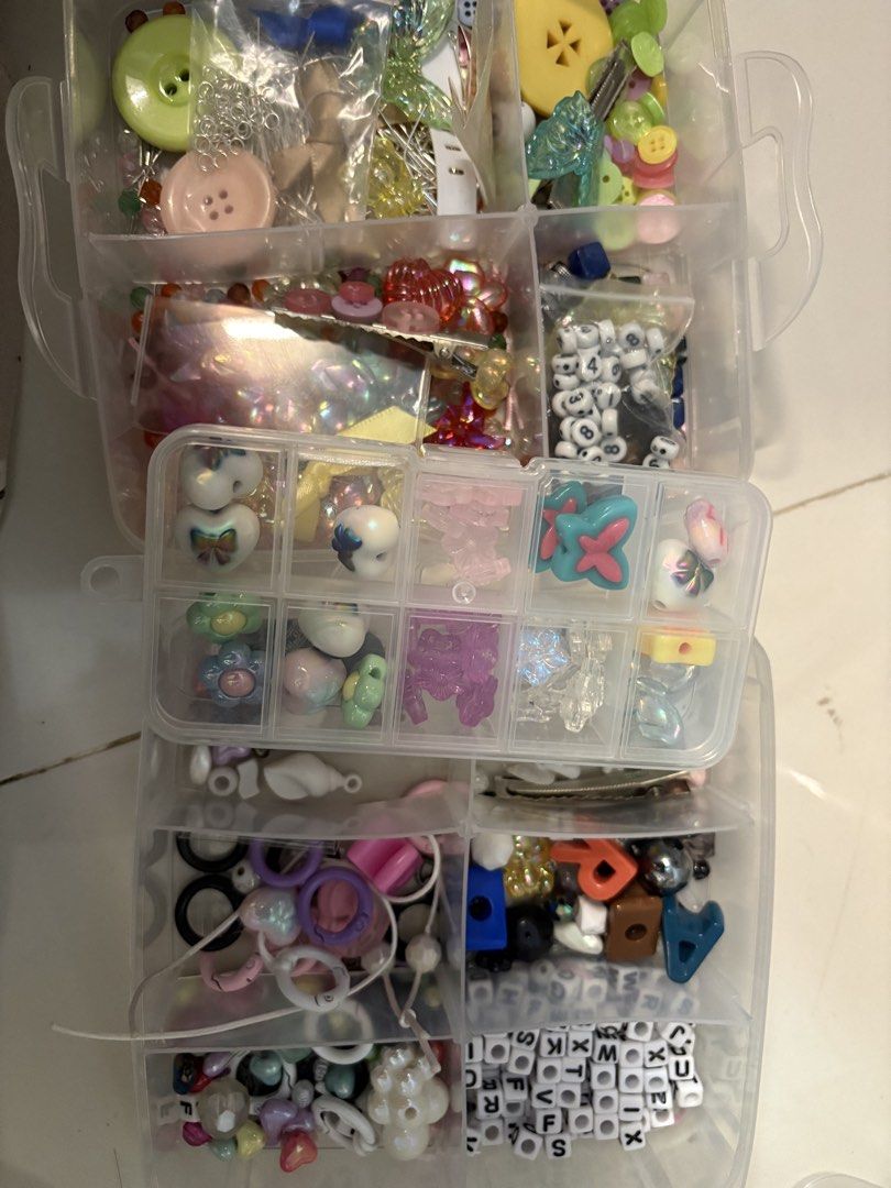 keychain Set (Category: Craft Supplies & Tools) located in Manila. Submitted by yuribeepbop (Listing ID 1469696298, Image 1). Description: has lots of random charms .