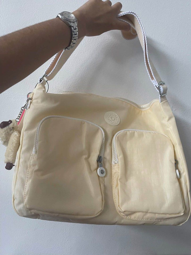Kipling Crossbody Bag (Category: Shoulder Bags) located in Las Pinas. Submitted by UNQUARANTINED (Listing ID 1469640083, Image 1). Description: .