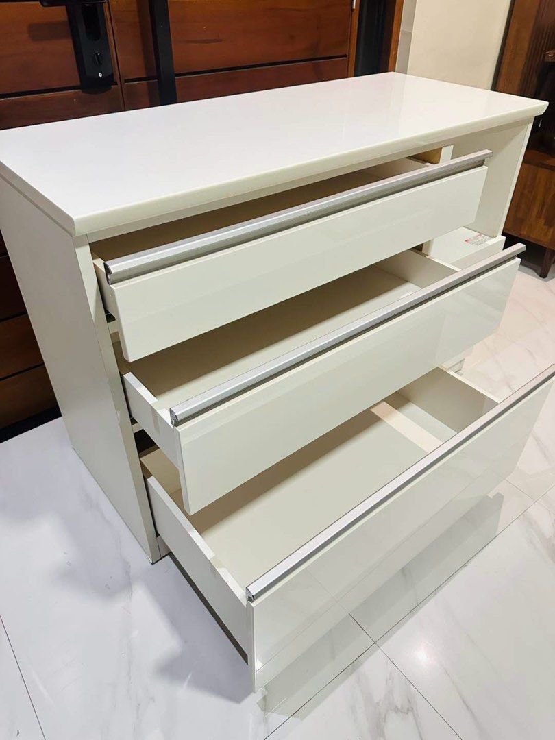 KITCHEN CABINET (Category: Announcements) located in Manila. Submitted by nanzkie_2015 (Listing ID 1469652122, Image 2). Description: White Kitchen Counter *duco finish *soft-close drawers +built-in power outlet *good as new W47in x D20in x H33.5in.