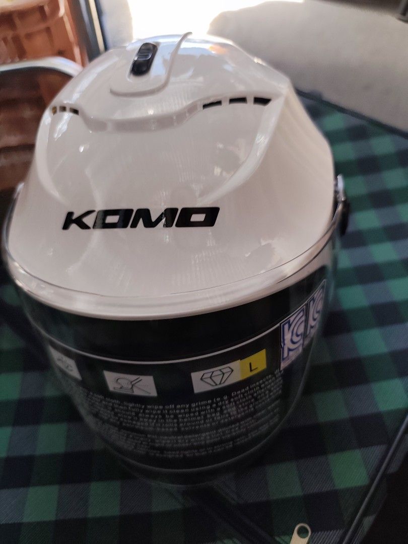 KOMO White Motorcycle Helmet Size L (Category: Bicycles) located in Bulacan. Submitted by gelvy1316 (Listing ID 1469625214, Image 1). Description: - Brand: KOMO - Color: White with glossy finish and black branding - Size: Large - Visor: Clear visor attached with front sticker intact - Features: Top ventilation slider - Condition: Brand new, never worn out, crisp condition.