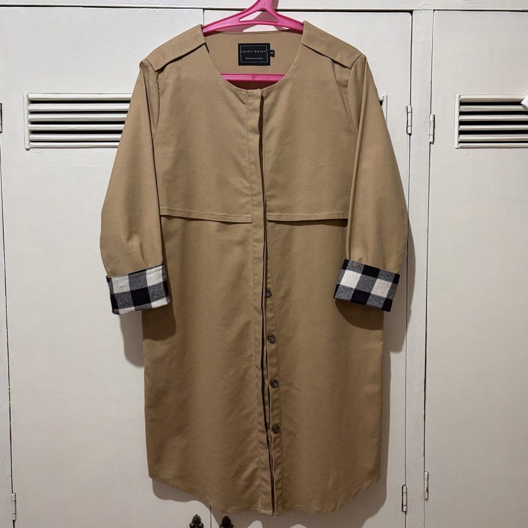Korea Trench Coat Khaki Checkered Cuffs (Category: Coats, Jackets and Outerwear) located in Quezon City. Submitted by tflquezoncity (Listing ID 1469729488, Image 1). Description: ❤️ LOVEV-DOVEY, Designed in Korea ❤️ Size 8, fits S-M ❤️ Khaki trench coat with clean minimalist design ❤️ Round neckline, concealed front button closure, long sleeves with folded black and white checkered cuffs which can be rolled-up to reveal a stylish black and white 