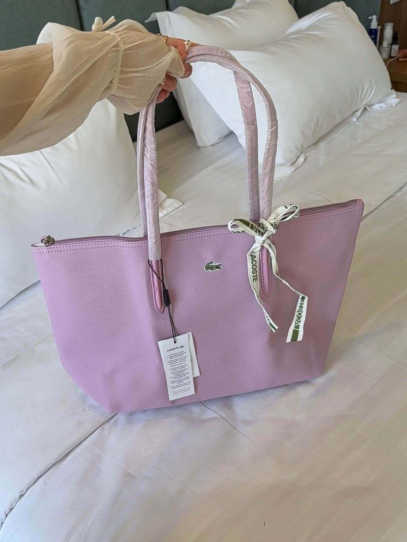 Lacoste Large Tote (Category: Tote Bags) located in Quezon City. Submitted by stuffs.hellyy (Listing ID 1469719110, Image 2). Description: actual photo posted .