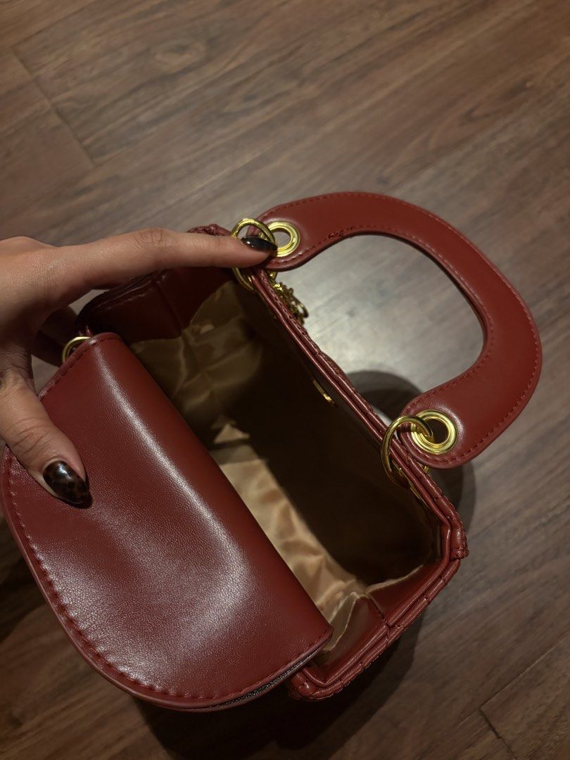 LADY D INSPIRED MAROON (Category: Purses & Pouches) located in Manila. Submitted by rellasoli (Listing ID 1469670284, Image 3). Description: A little reminder before purchasing ♡ Please note that colors may slightly vary due to lighting and screen settings. Minor imperfections may be present. All sales are final. No cancellations, returns, or refunds for change of mind, subject to applicable consumer laws. Feel free to message me for more photos 