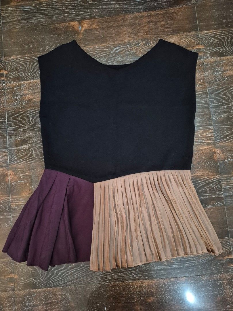 Laguna Moon Stylish Blouse (Category: Blouses) located in Santa Cruz. Submitted by deenem (Listing ID 1469616143, Image 2). Description: Like New😍👌 No flaws👌 Can fit M-L Asian (Measurements laid flat in inches) Bust:17.5 Armhole:7.5 Lenght: 25.