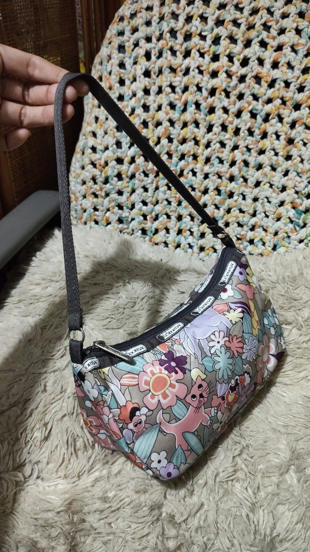 Lesportsac (Category: Shoulder Bags) located in Cebu City. Submitted by lumaynojes00490 (Listing ID 1469678064, Image 2). Description: good condition .
