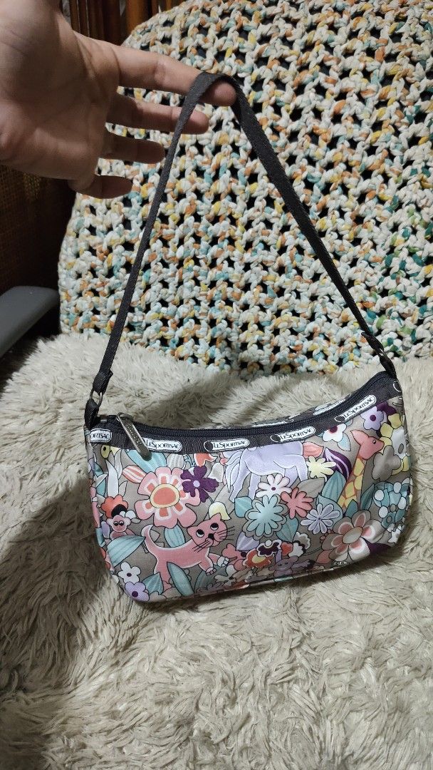 Lesportsac (Category: Shoulder Bags) located in Cebu City. Submitted by lumaynojes00490 (Listing ID 1469678064, Image 3). Description: good condition .
