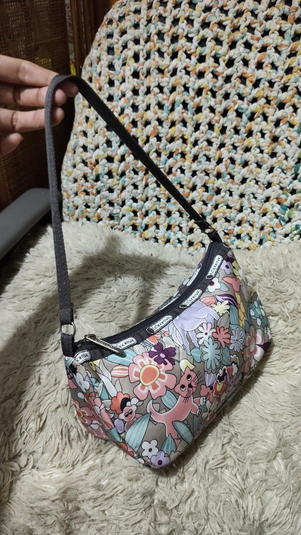Lesportsac (Category: Shoulder Bags) located in Cebu City. Submitted by lumaynojes00490 (Listing ID 1469678064, Image 1). Description: good condition .