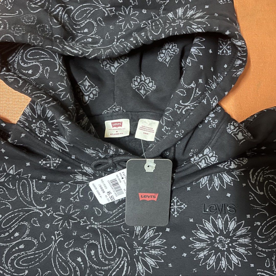 Levis (Category: Tops) located in Kota Bharu. Submitted by gomorebundle_2 (Listing ID 1469757119, Image 3). Description: Condition 10/10 Pit 23/28 Harga asal ¥5,500 NEGO.