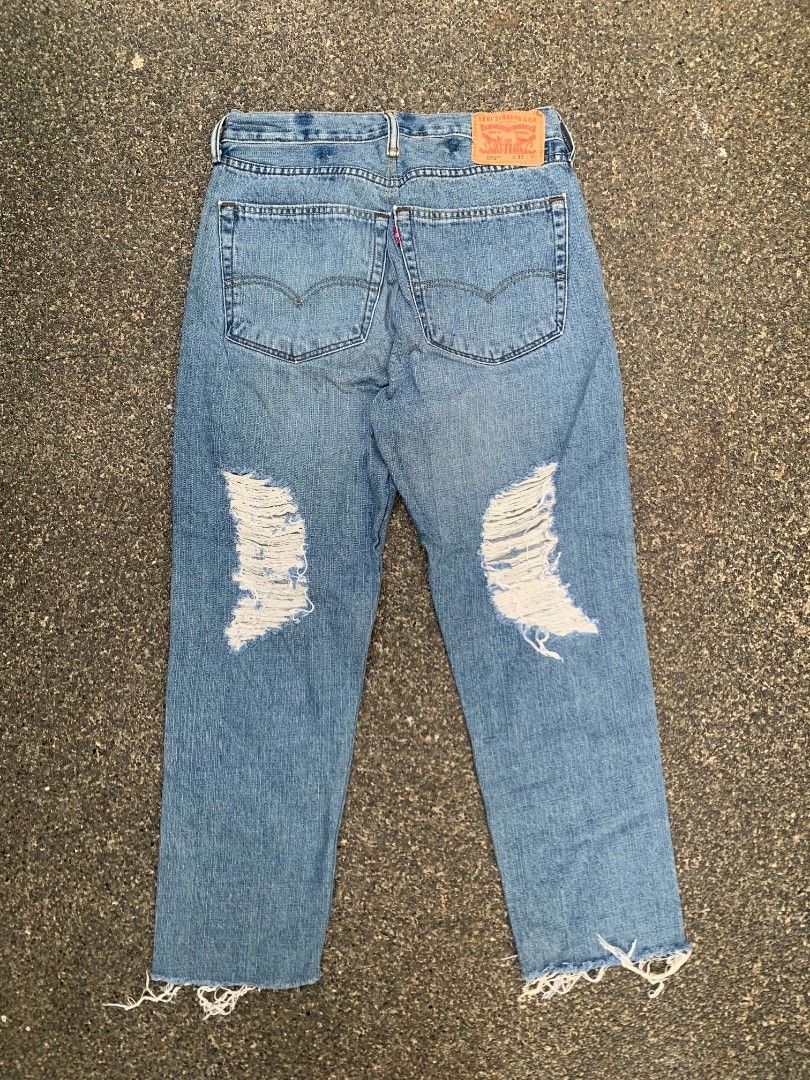 Levi's 559 Distressed Light Wash Jeans (Category: Activewear) located in Manila. Submitted by reiyangelow (Listing ID 1469590900, Image 1). Description: Levi's 559 sz 30 399php 📍manila area.