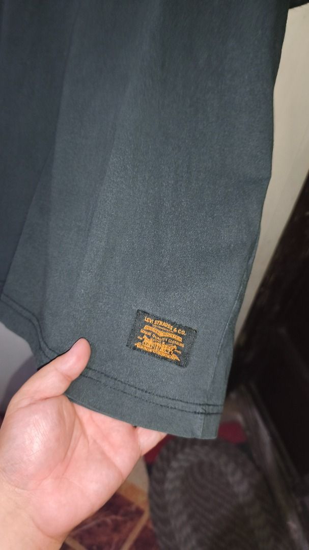 Levi's Black Graphic T-Shirt (Category: Shirts) located in Davao. Submitted by thethriftproject082 (Listing ID 1469748217, Image 3). Description: LEVIS 📍𝐌𝐈𝐍𝐄: 400 📍𝐒𝐈𝐙𝐄 𝐎𝐍 𝐓𝐀𝐆: M 📍𝐃𝐈𝐌𝐄𝐒: 24 x 27.5.