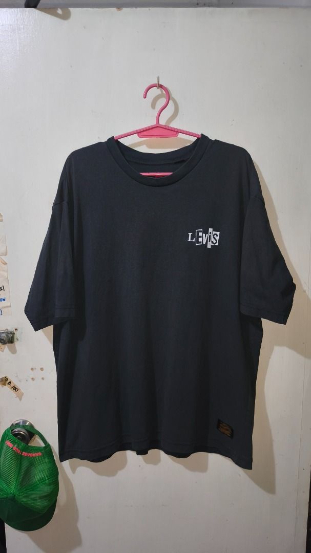 Levi's Black Graphic T-Shirt (Category: Shirts) located in Davao. Submitted by thethriftproject082 (Listing ID 1469748217, Image 1). Description: LEVIS 📍𝐌𝐈𝐍𝐄: 400 📍𝐒𝐈𝐙𝐄 𝐎𝐍 𝐓𝐀𝐆: M 📍𝐃𝐈𝐌𝐄𝐒: 24 x 27.5.
