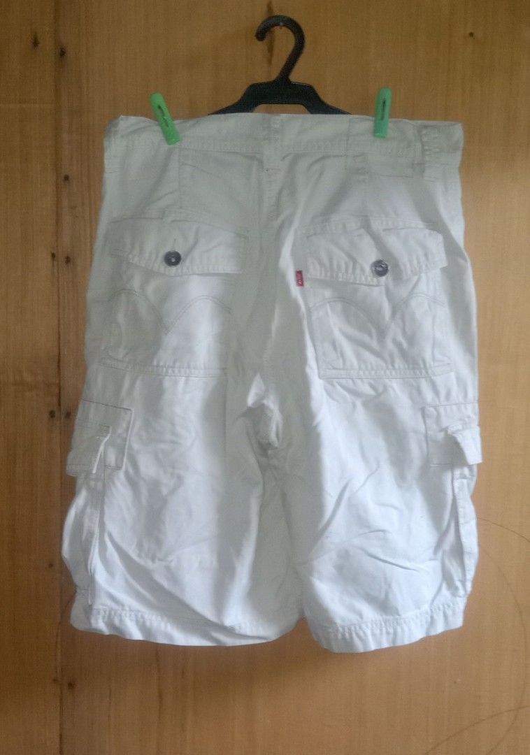 LEVI'S CARGO SHORT (Category: Clothes Drying Rack) located in Guihulngan. Submitted by thrift_ni_miel (Listing ID 1469625132, Image 2). Description: .