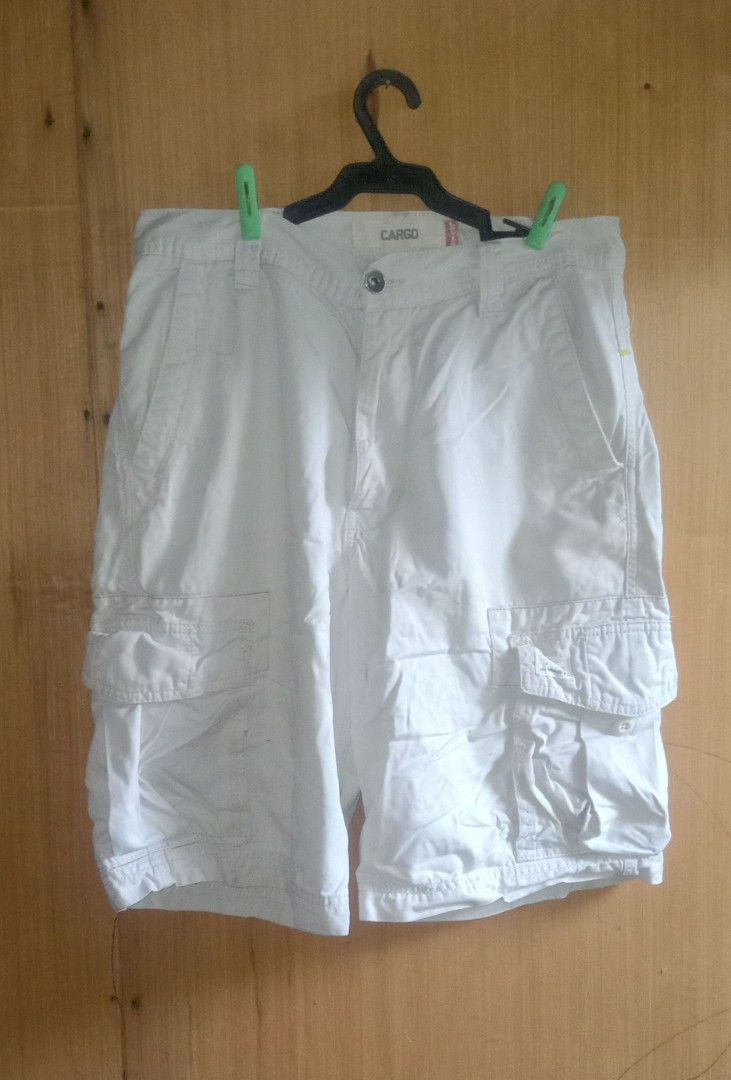 LEVI'S CARGO SHORT (Category: Clothes Drying Rack) located in Guihulngan. Submitted by thrift_ni_miel (Listing ID 1469625132, Image 1). Description: .