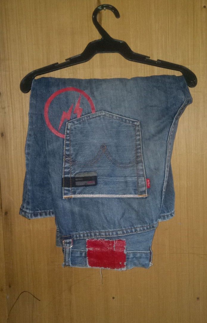 LEVI'S FENOM (Category: Clothes Drying Rack) located in Guihulngan. Submitted by thrift_ni_miel (Listing ID 1469579884, Image 1). Description: .