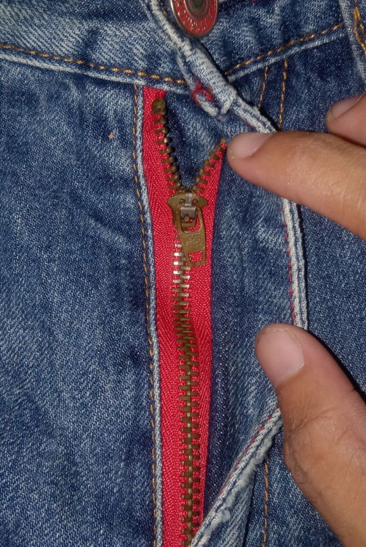 LEVI'S FENOM (Category: Clothes Drying Rack) located in Guihulngan. Submitted by thrift_ni_miel (Listing ID 1469579884, Image 3). Description: .