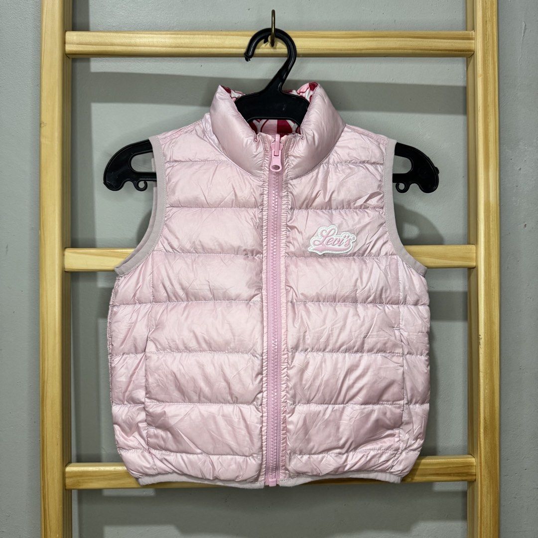 LEVIS kids puffer vest jacket (Category: Babies & Kids Fashion) located in Valenzuela. Submitted by thriftynanay88 (Listing ID 1469713777, Image 2). Description: Size 4Y on tag Reversible.
