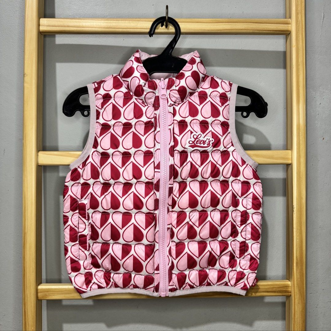 LEVIS kids puffer vest jacket (Category: Babies & Kids Fashion) located in Valenzuela. Submitted by thriftynanay88 (Listing ID 1469713777, Image 1). Description: Size 4Y on tag Reversible.