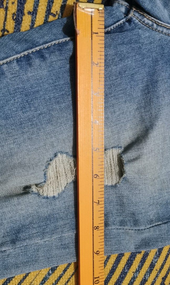 Levi's tattered jeans (Category: Jeans) located in San Jose. Submitted by thrift_ni_sir (Listing ID 1469702500, Image 3). Description: Good condition Tattered design MOD j&t Add shipping fee MOP gcash.