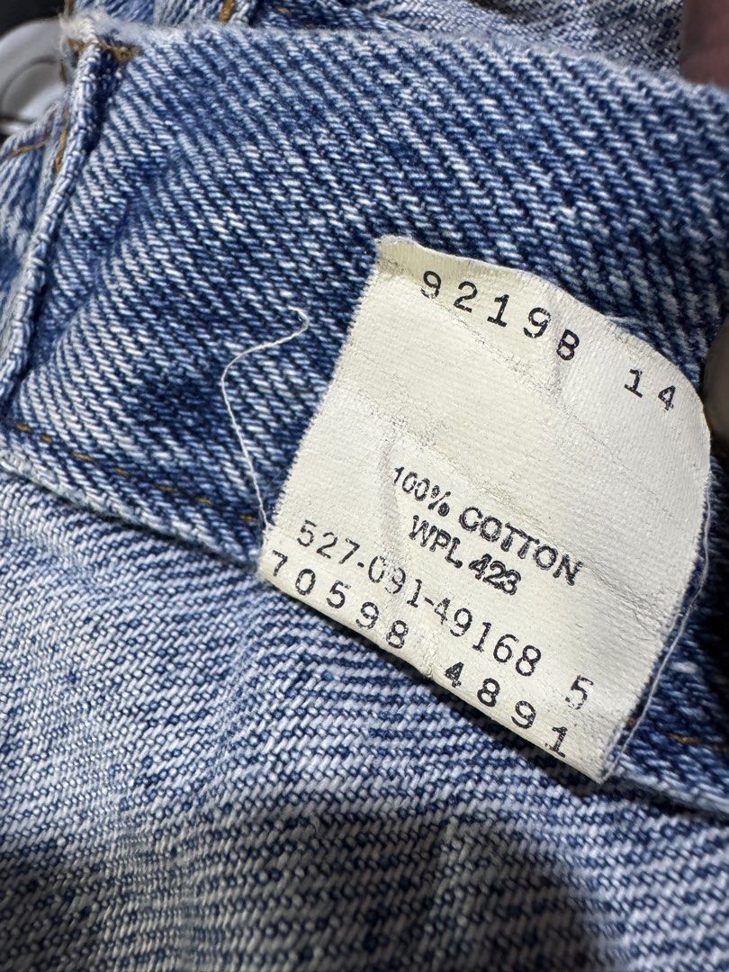 Levi’s Vintage denim (Category: Coats, Jackets and Outerwear) located in Cebu City. Submitted by etnaner (Listing ID 1469581404, Image 3). Description: Levi’s Vintage denim jacket Made in USA Size: 25x25 boxy type Detach patch Issue: minor dirt/stain washable.