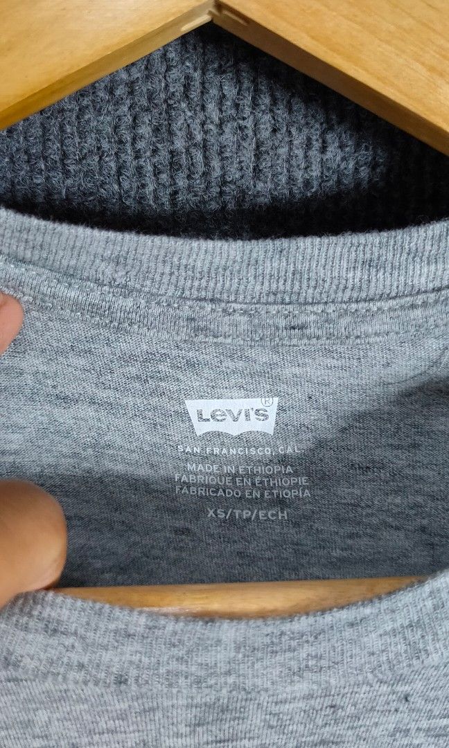 Levi's Women's Tshirt (Category: Shirts) located in Bolinao. Submitted by tokiya. (Listing ID 1469580365, Image 3). Description: Levi's Size Small fittings 16x26.